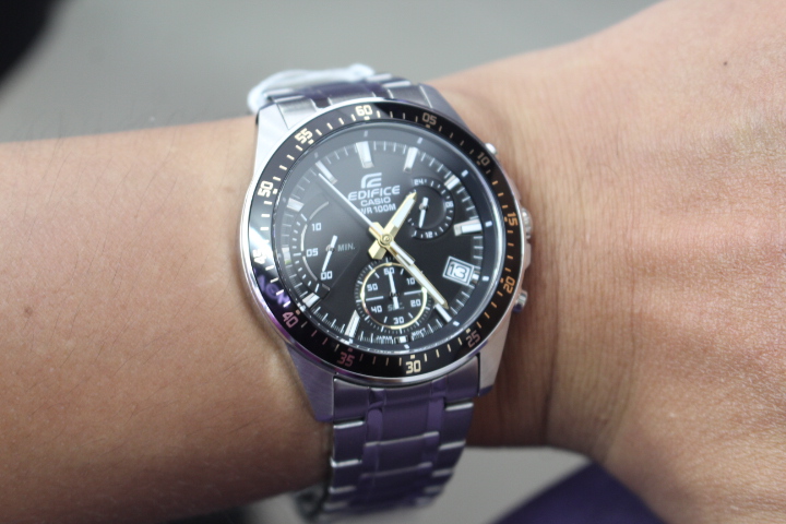 Đồng hồ nam Casio Edifice EFV-540D-1A9VUDF khi đeo trên tay